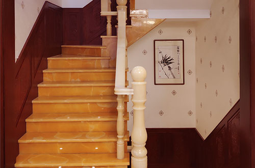 广州中式别墅室内汉白玉石楼梯的定制安装装饰效果